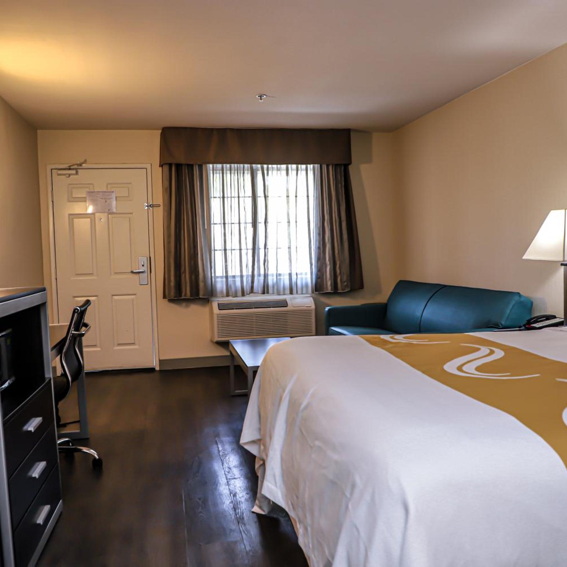 جناح بسرير كينج مع أريكة، Quality Inn & Suites Camarillo-Oxnard 2/5
