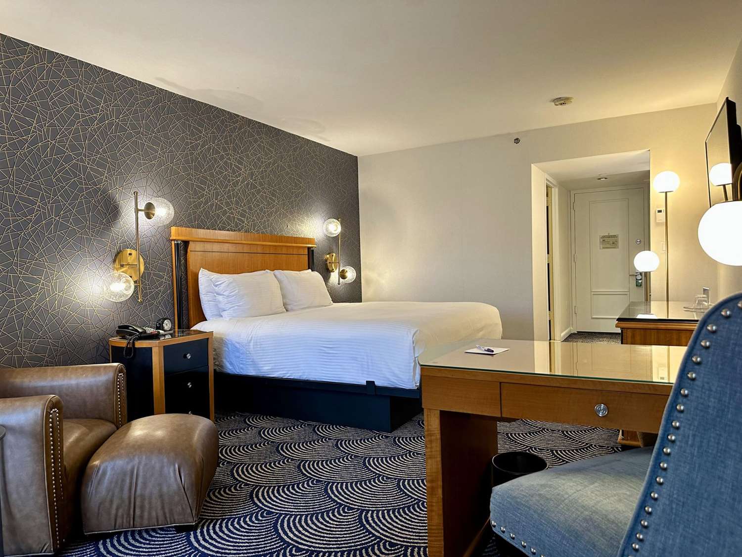 غرفة بسرير كينج بشرفة، Inn At Great Neck 2/3