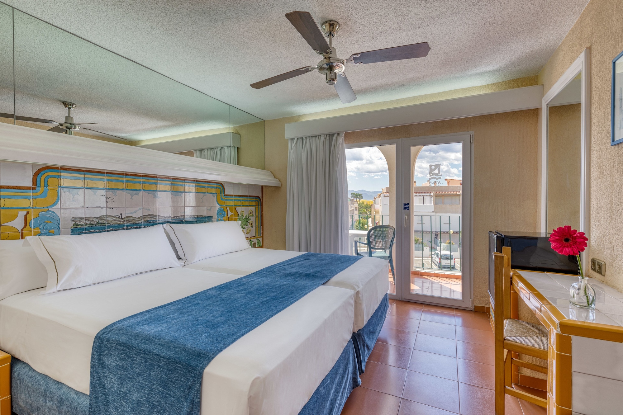 ROOM, DOUBLE BED