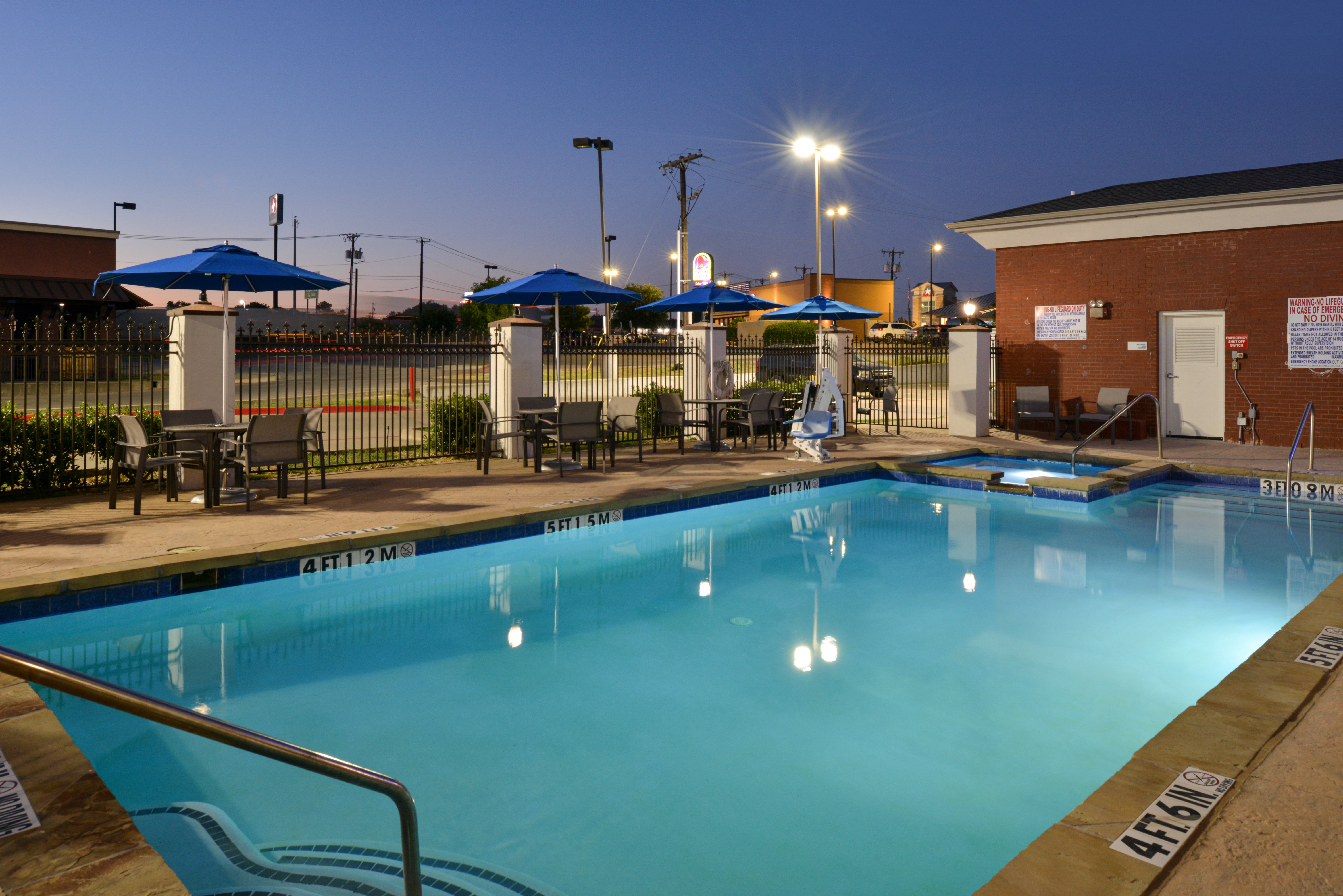 Holiday Inn Express & Suites Royse City - Rockwall, an IHG Hotel 70/70