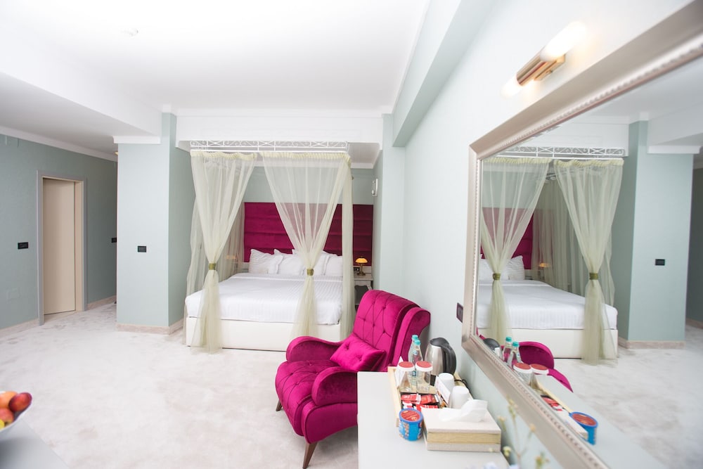 Phoenicia Grand Hotel 52/74