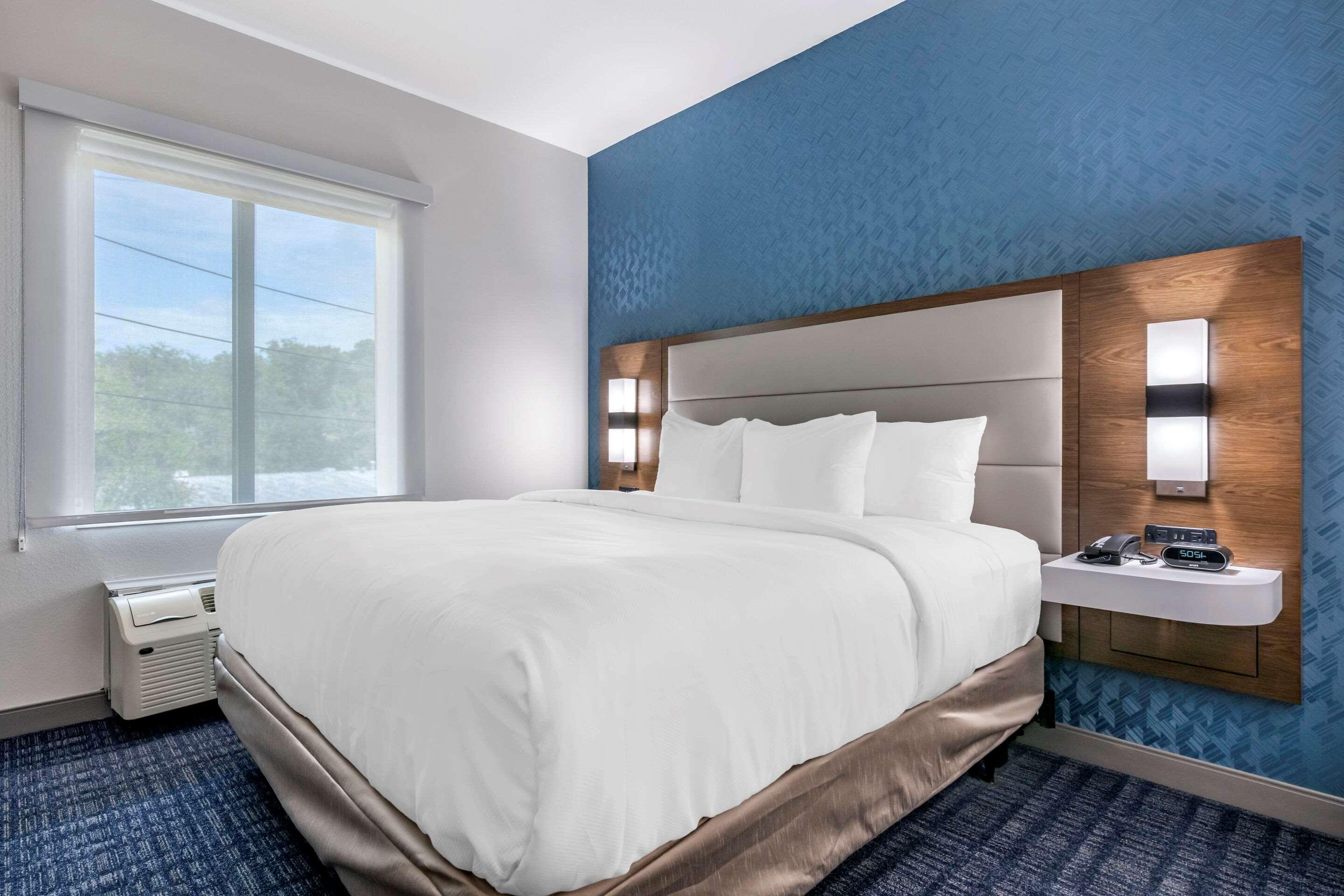 SUITE, KING BED