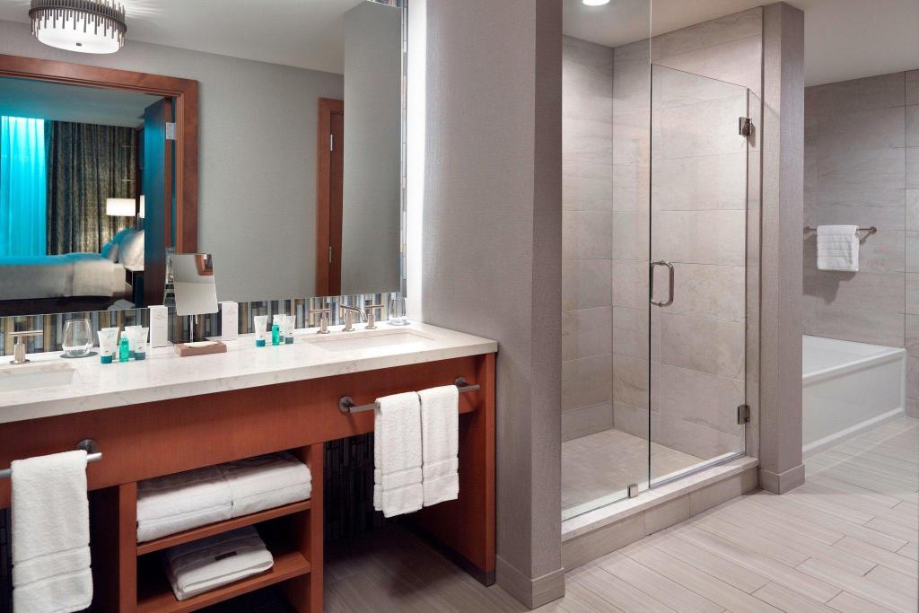1 Bedroom, Deluxe, Suite, King Bed, Patio, Pool Access