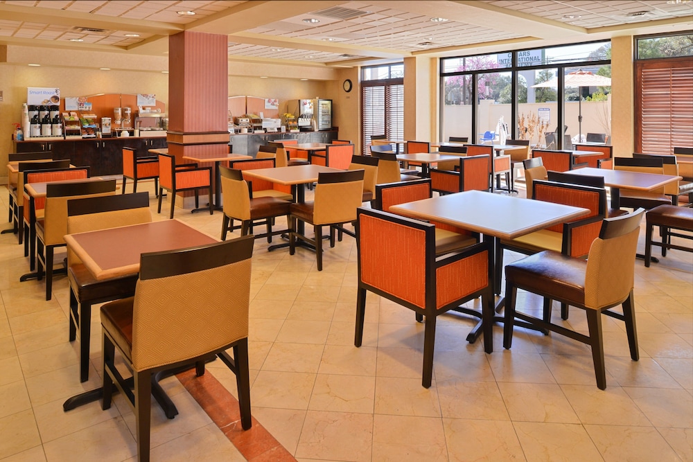 Holiday Inn Express Austin North Central 50/65