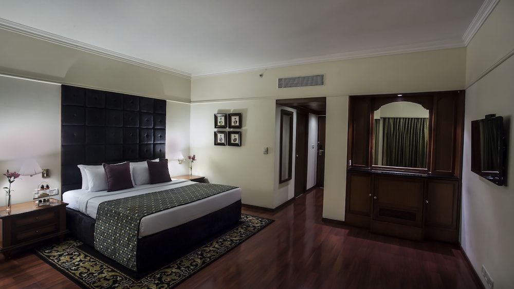 TAJ DECCAN 23/82