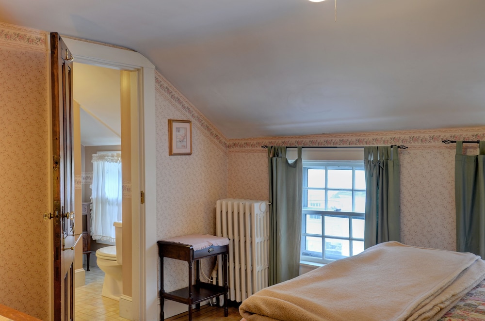 Melville House Newport 7/23
