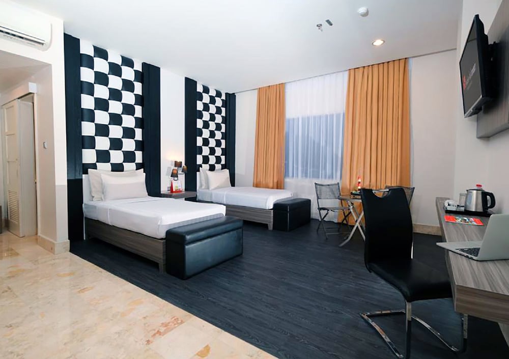 Swiss-Belcourt Makassar 11/36