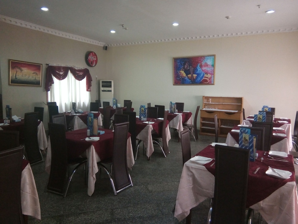 Asaa Pyramid Hotel 18/19