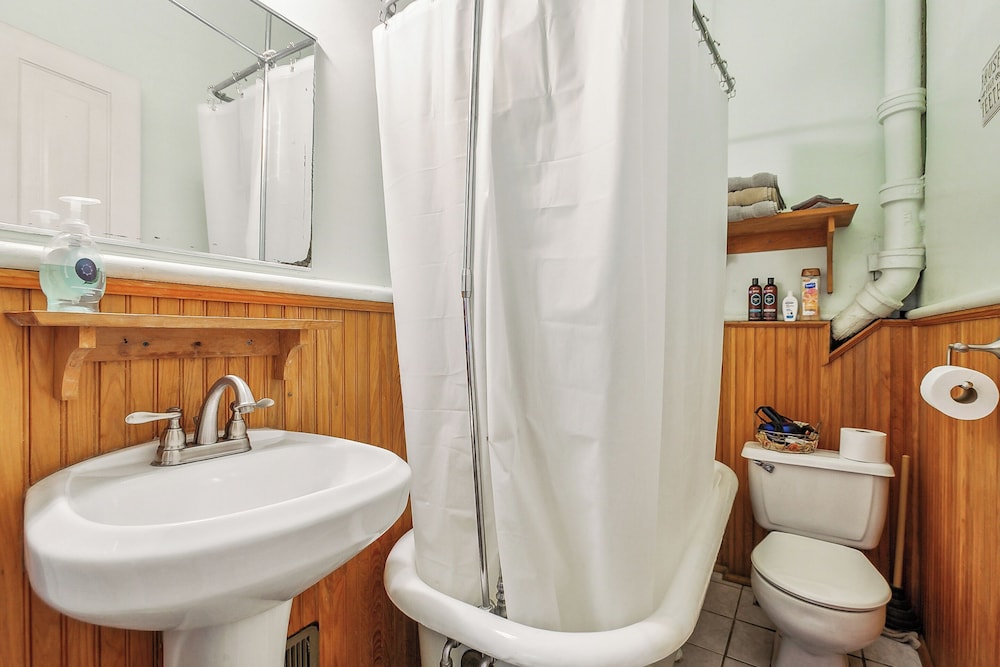 جناح بسرير كوين وسرير فردي، Garden District B&B 3/4