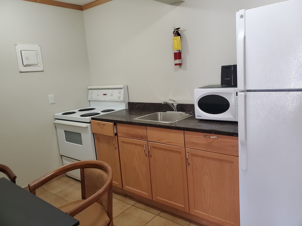 Travelodge by Wyndham Golden Sportsman Lodge 4/44