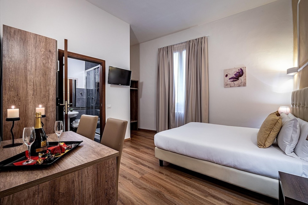 ROOM, DOUBLE BED