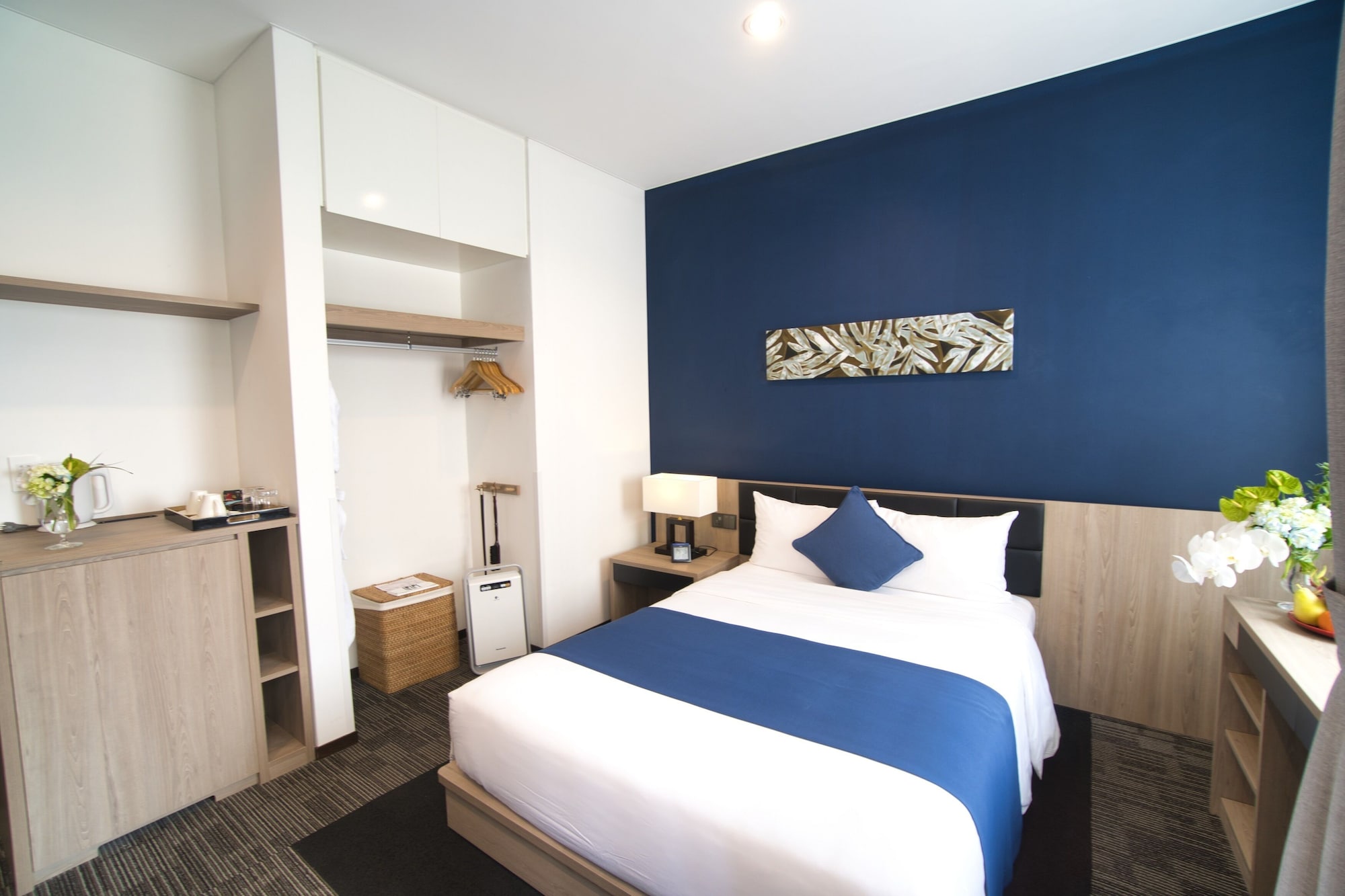 STANDARD, QUEEN BED