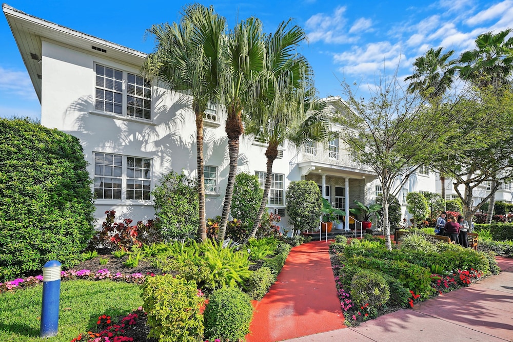 Tradewinds Apartment Hotel 53/65