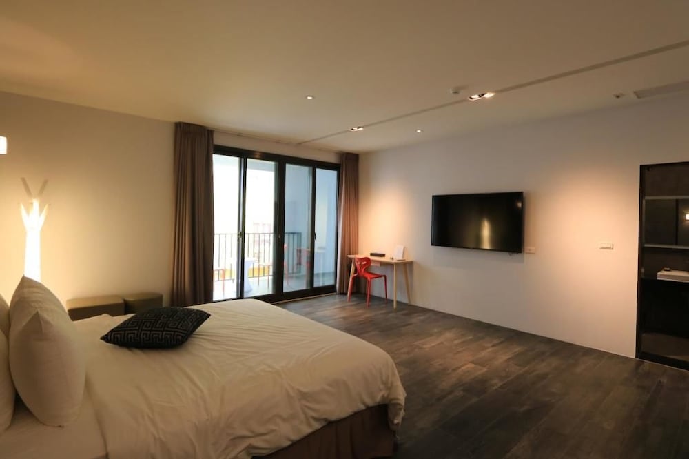 DESIGN, KING BED, BALCONY
