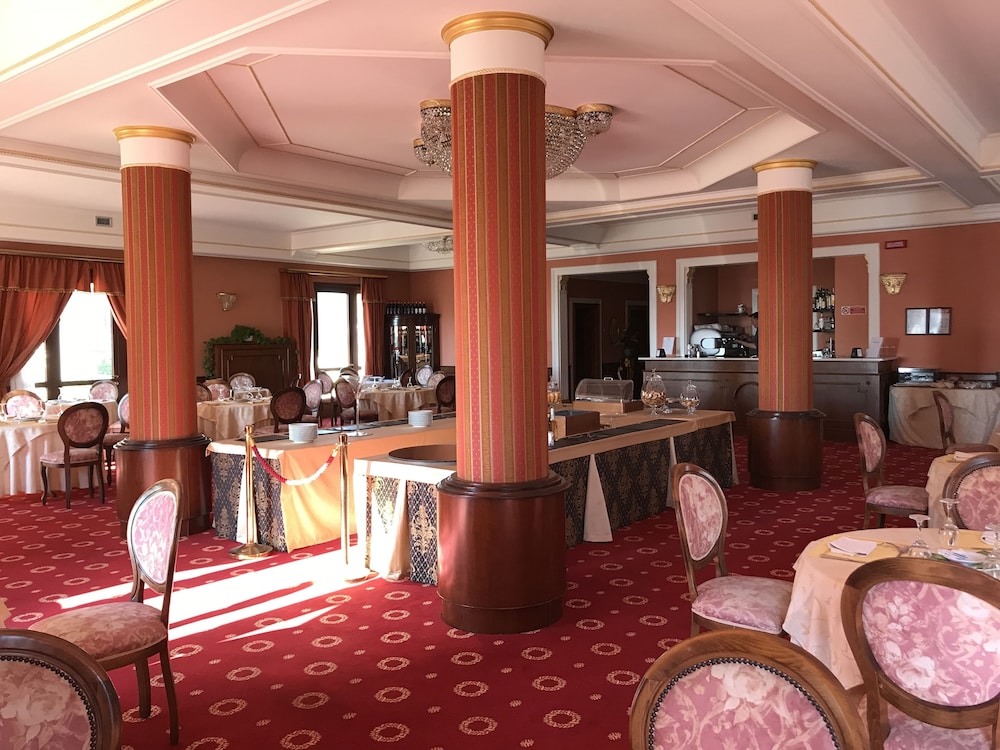 restaurant cafeteria