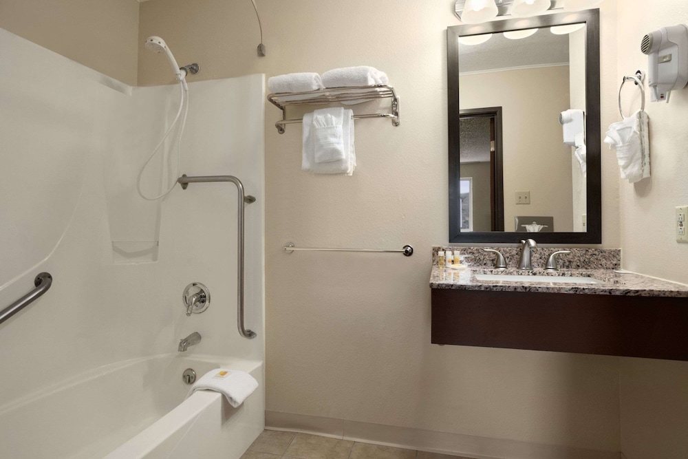 Days Inn & Suites by Wyndham Gunnison 39/46
