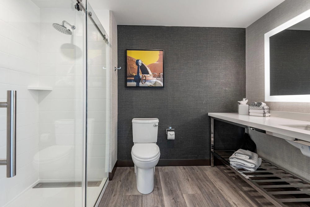 غرفة قياسية بسرير كينج، Cambria Hotel Portland Downtown Old Port 4/4