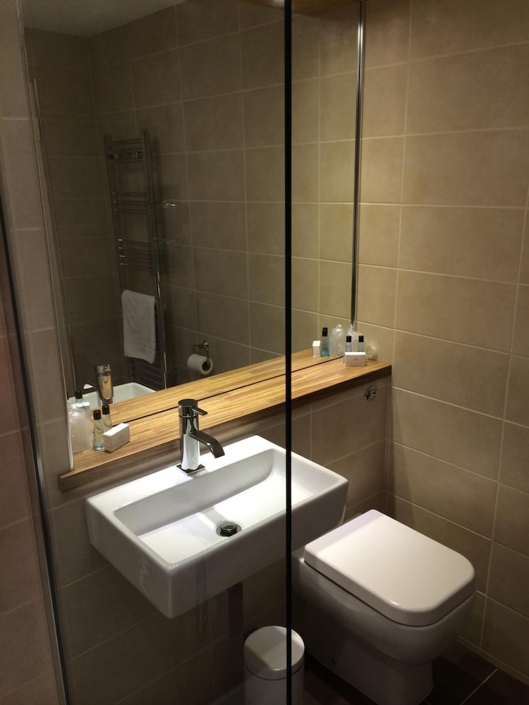 Abbotsford Hotel 22/26