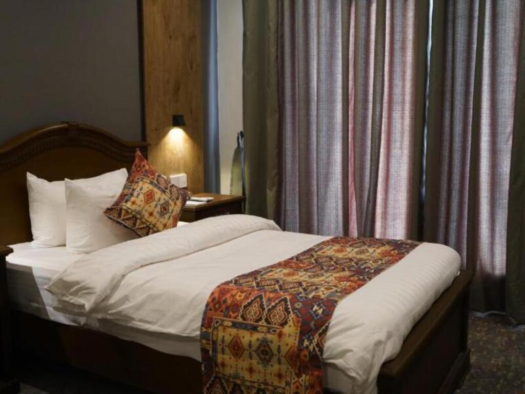 Standard, Queen Bed