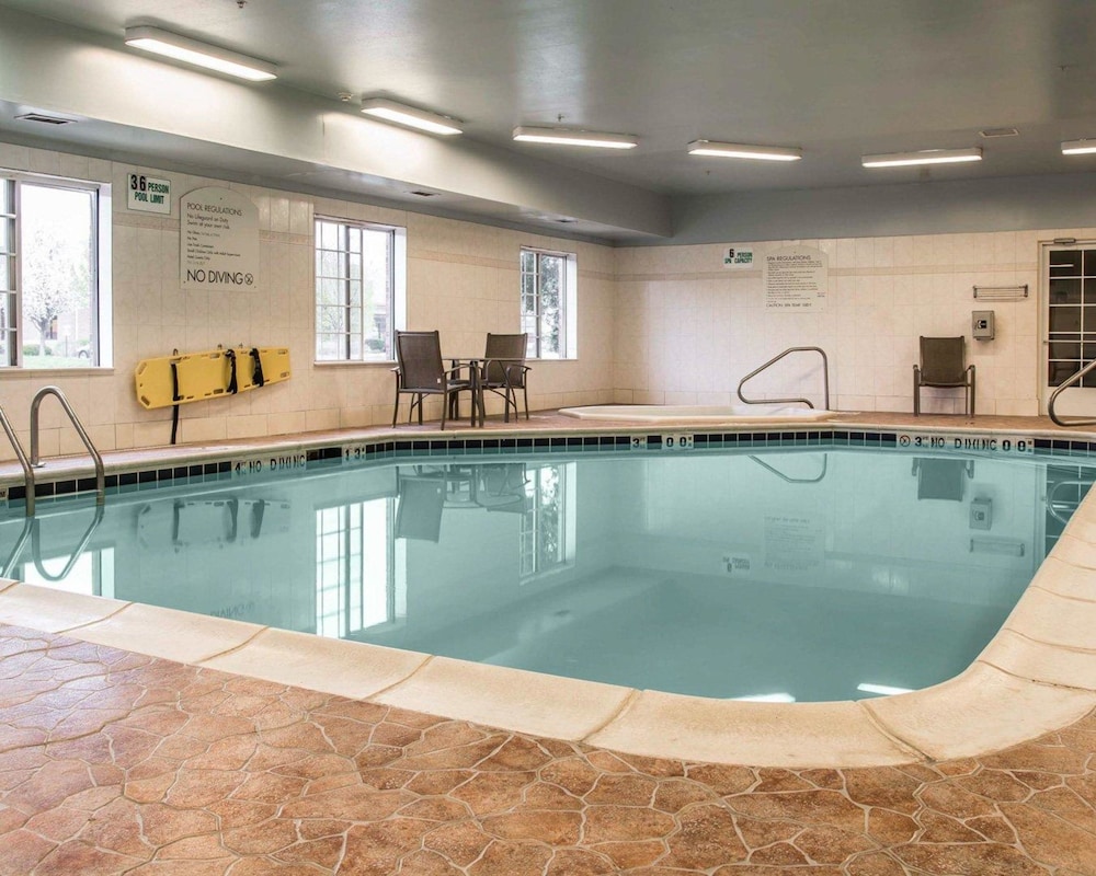 Comfort Inn and Suites Fenton MI 32/50