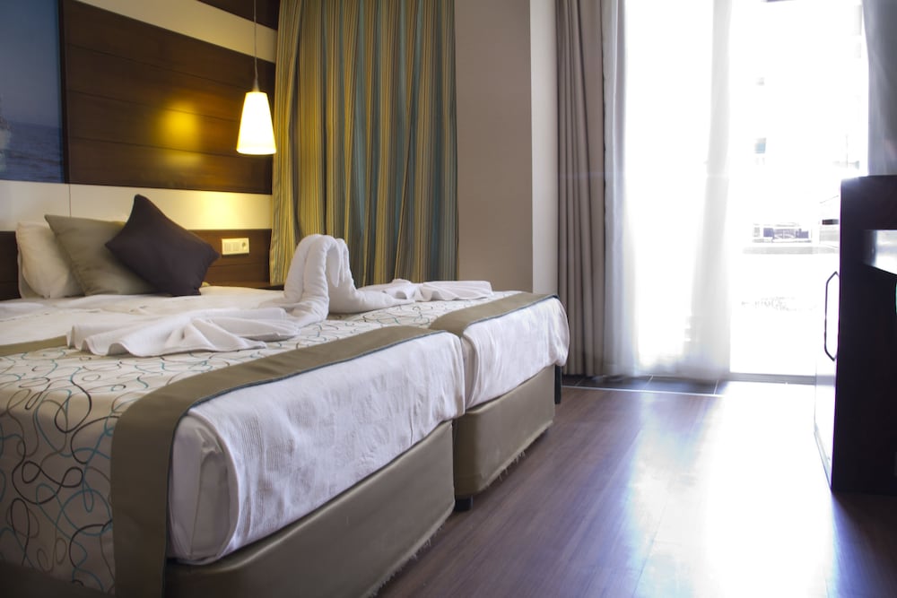Adella Side Hotel 27/73