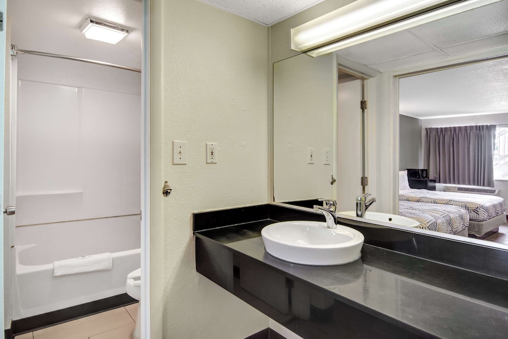 Motel6 Lima, OH 52/56