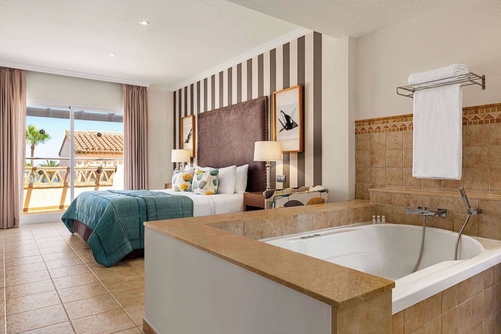 جناح غراند بسريرين كوين بغرفتي نوم بجاكوزي، Wyndham Grand Costa del Sol 5/6