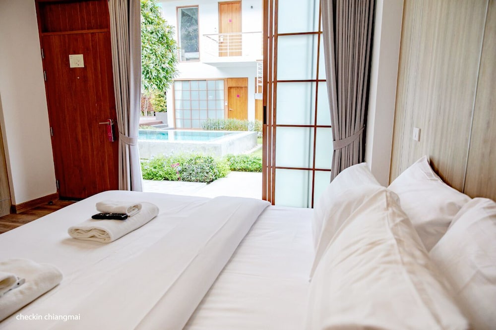 DELUXE, KING BED