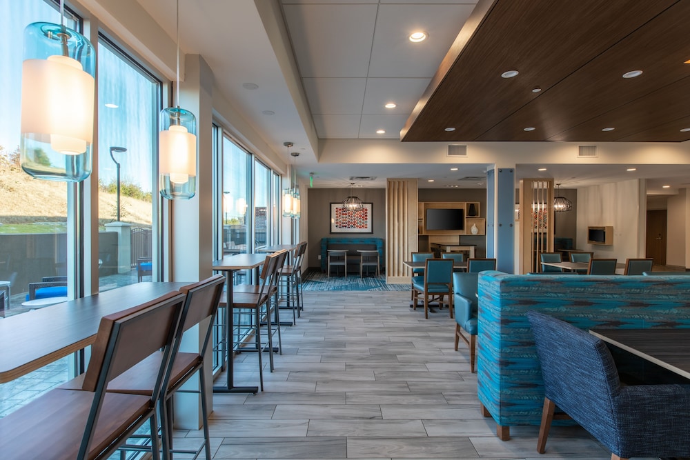 Holiday Inn Express Suites Gainesville Lake Lanier Area 41/59