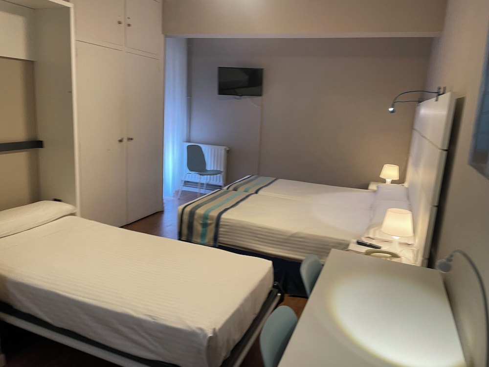 STUDIO, 3 BEDS, KITCHENETTE