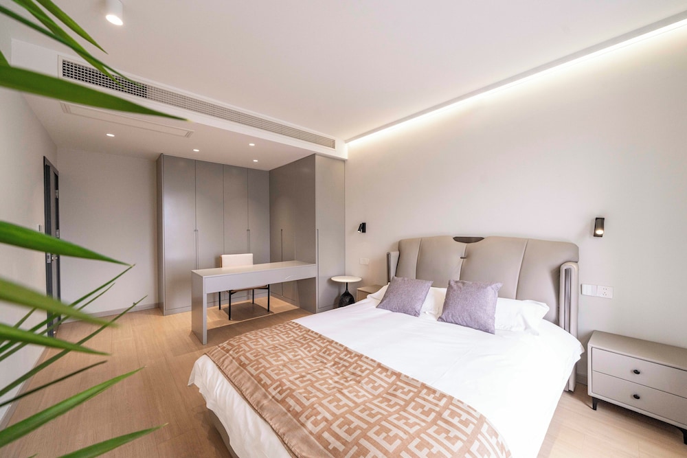 Elite, Apartment, 1 Double and 2 Queen Beds, Book and Bed-People's Square 10/10