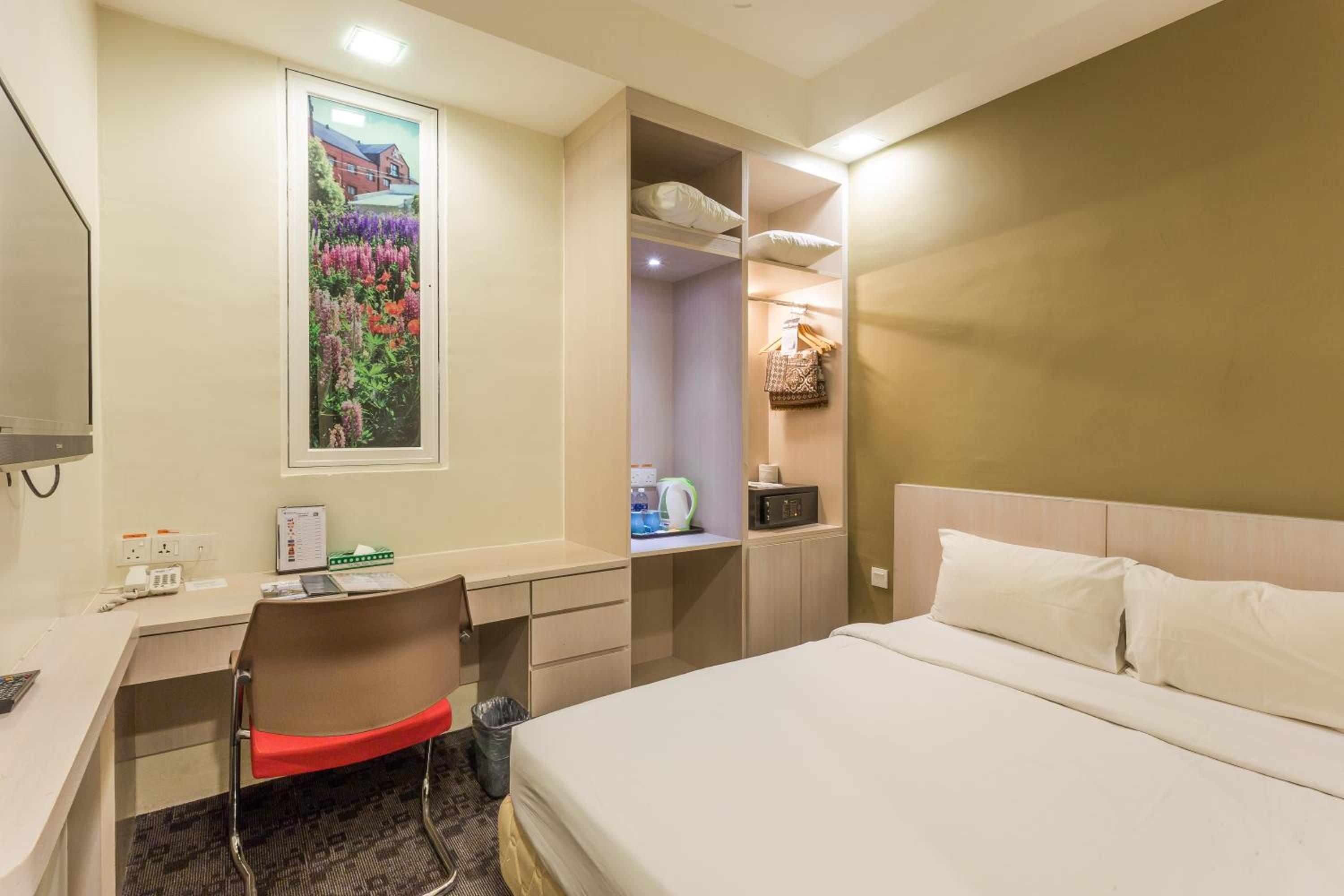 Superior, Queen Bed, No Window