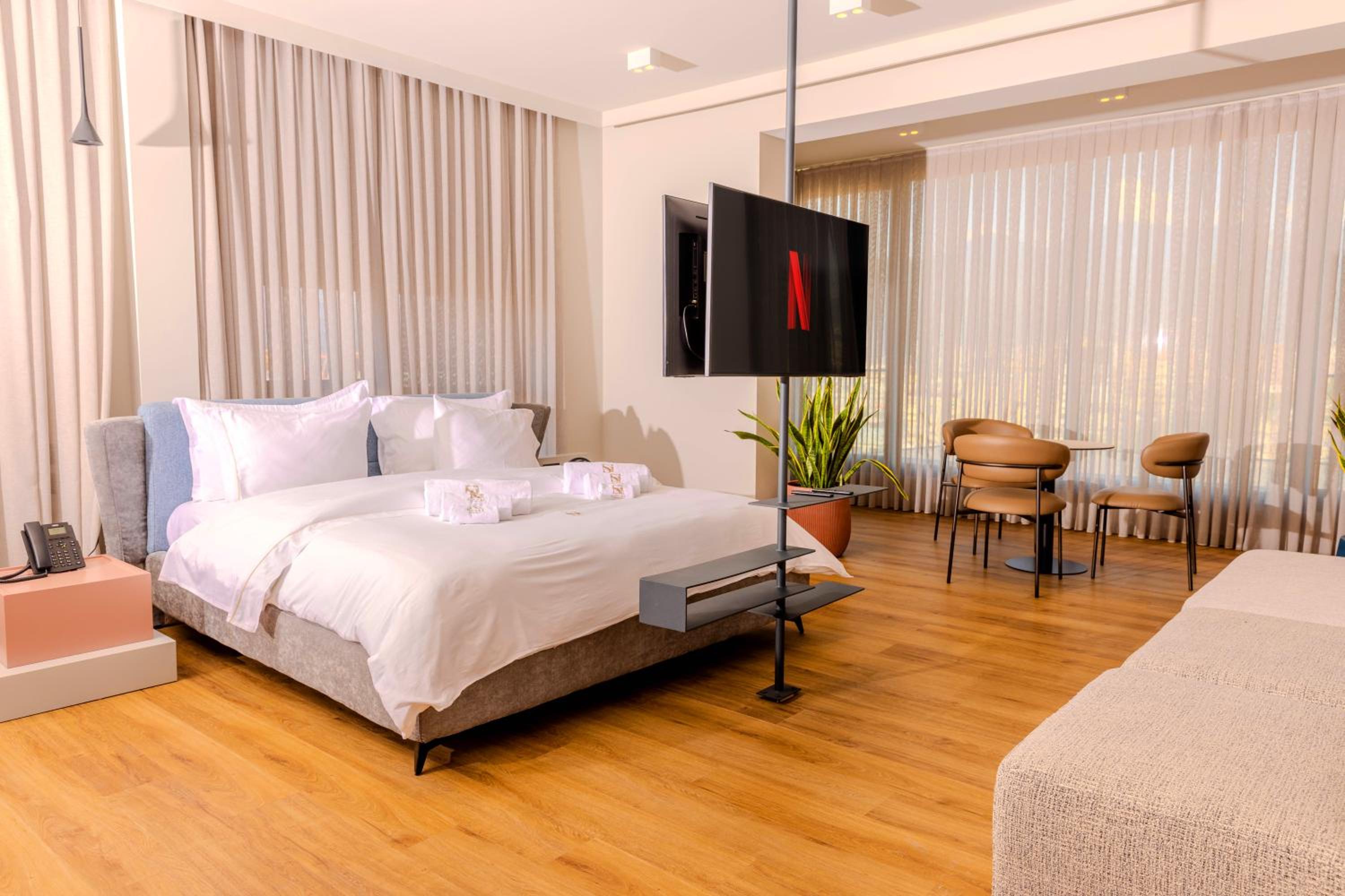Suite, Apartment