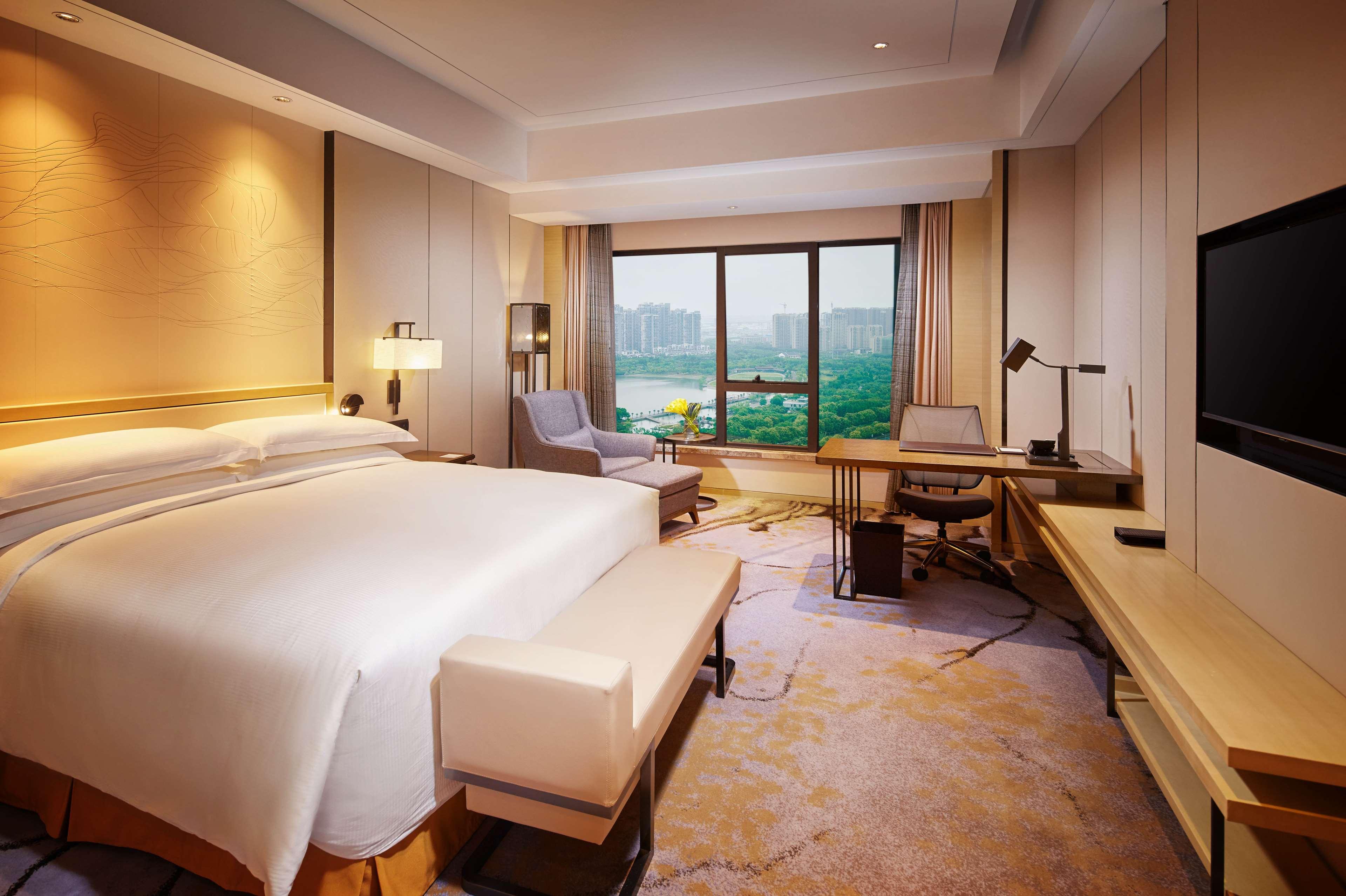 GUEST ROOM, KING BED