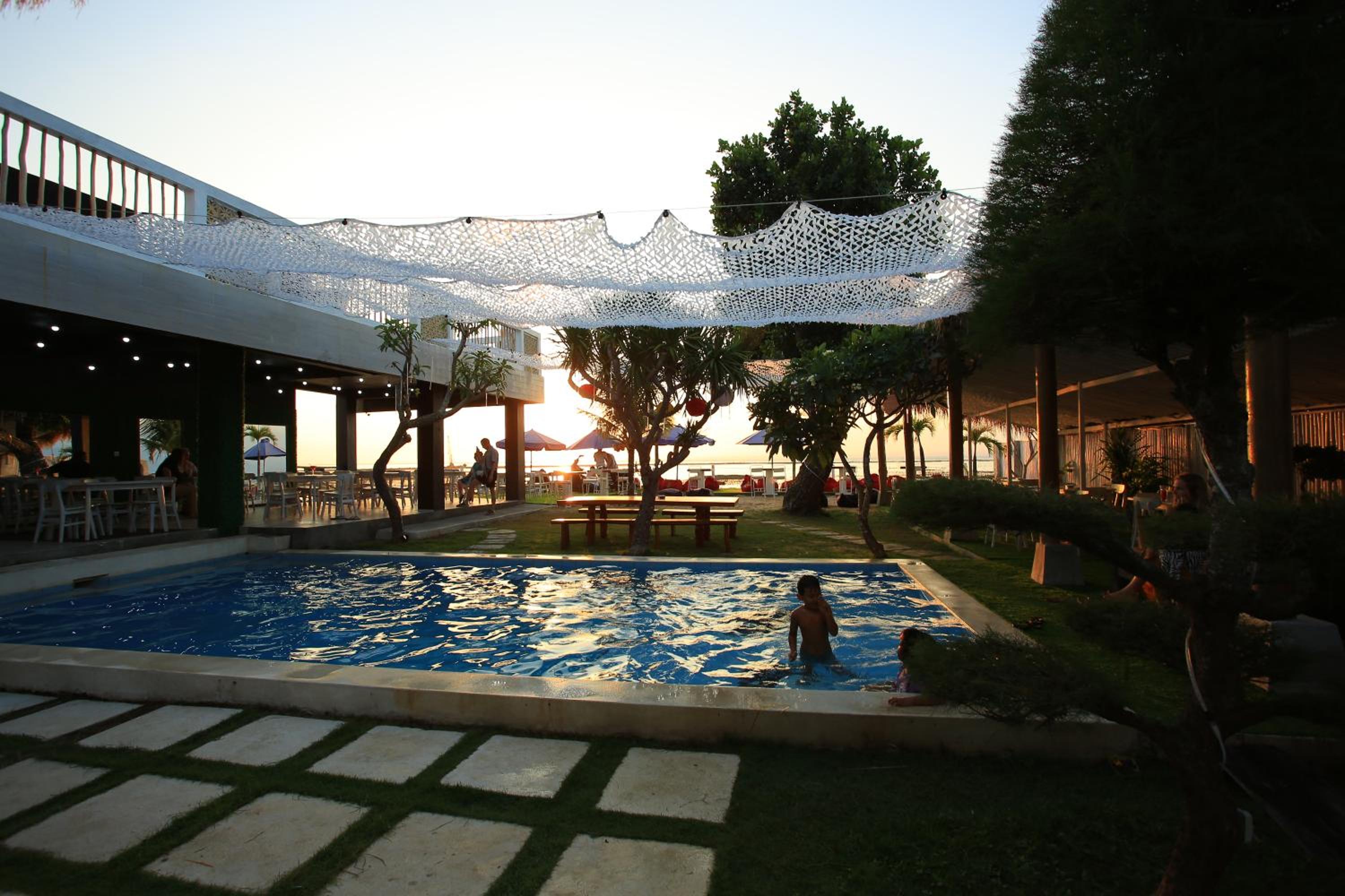 3 Monkeys Lembongan 24/50