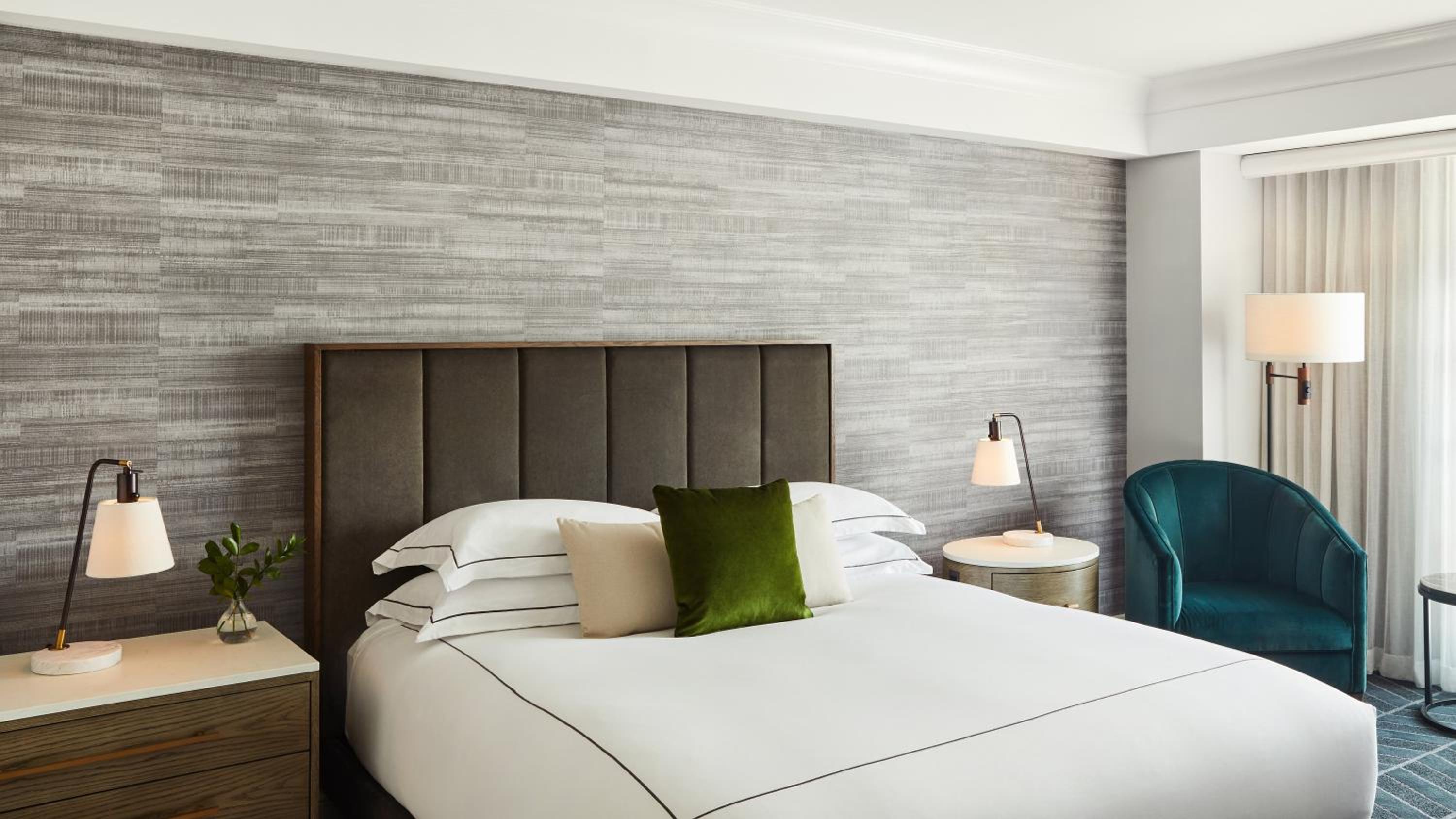 Essential, King Bed, Courtyard View