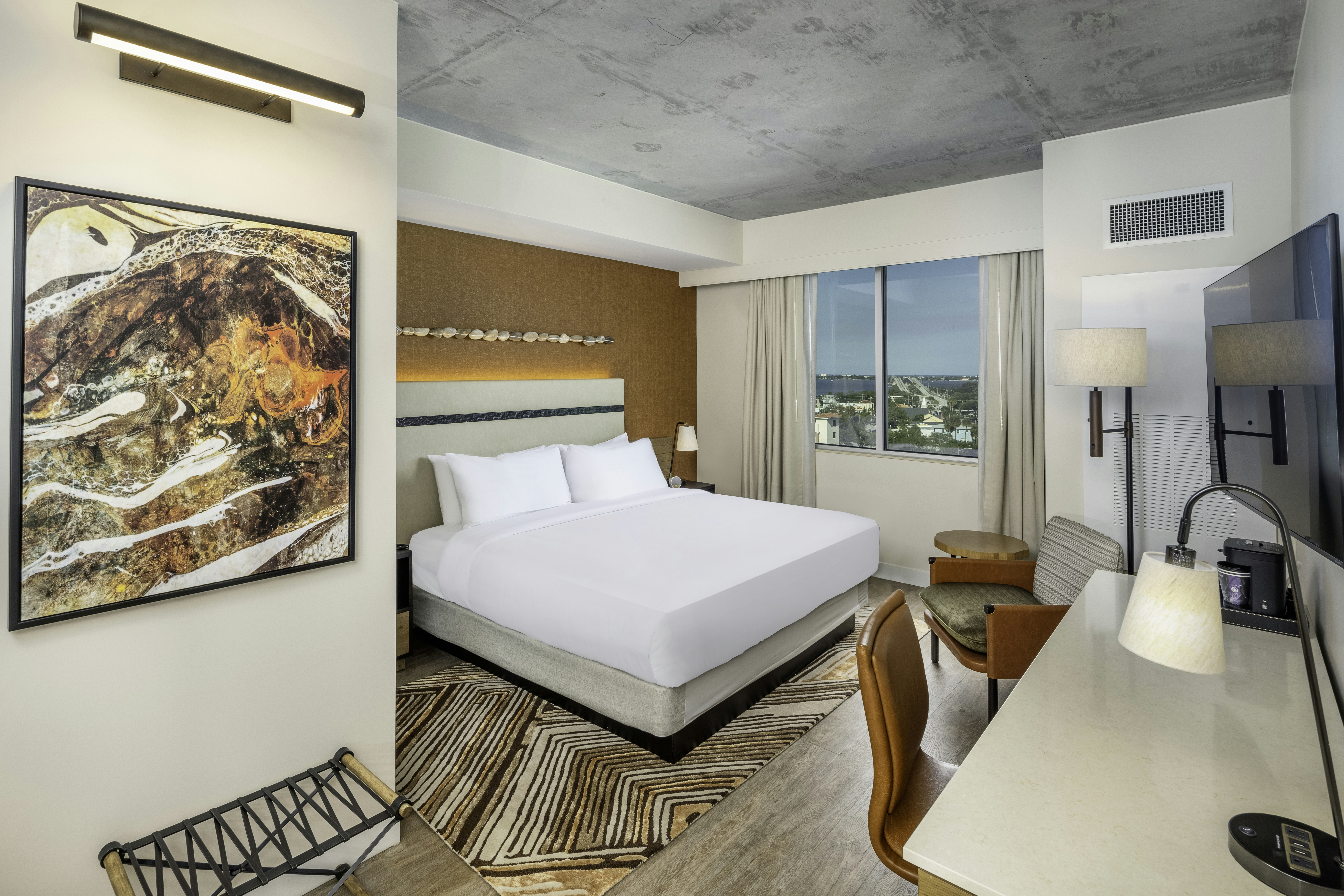 ROOM, KING BED