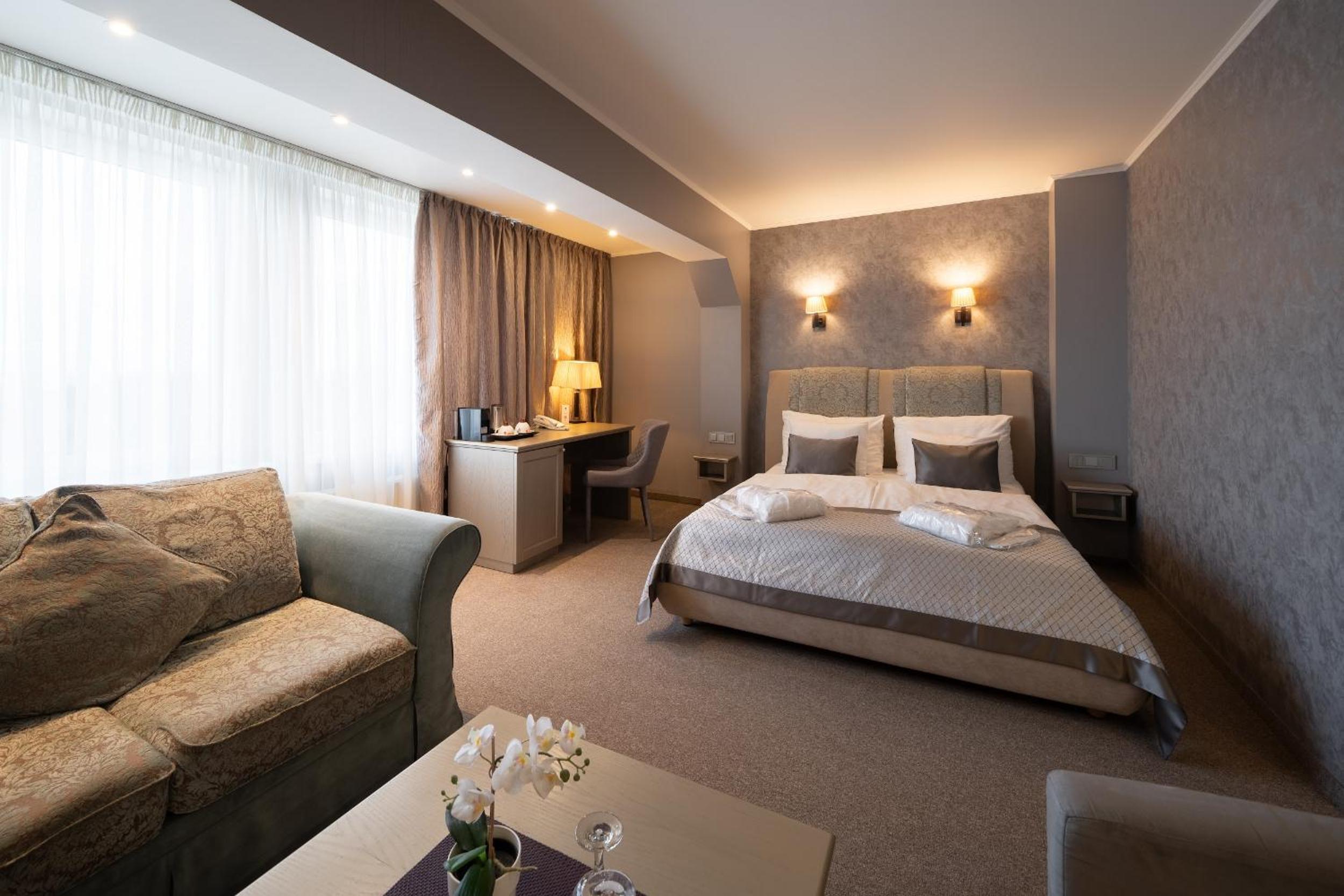 Deluxe, Queen Bed, Park View