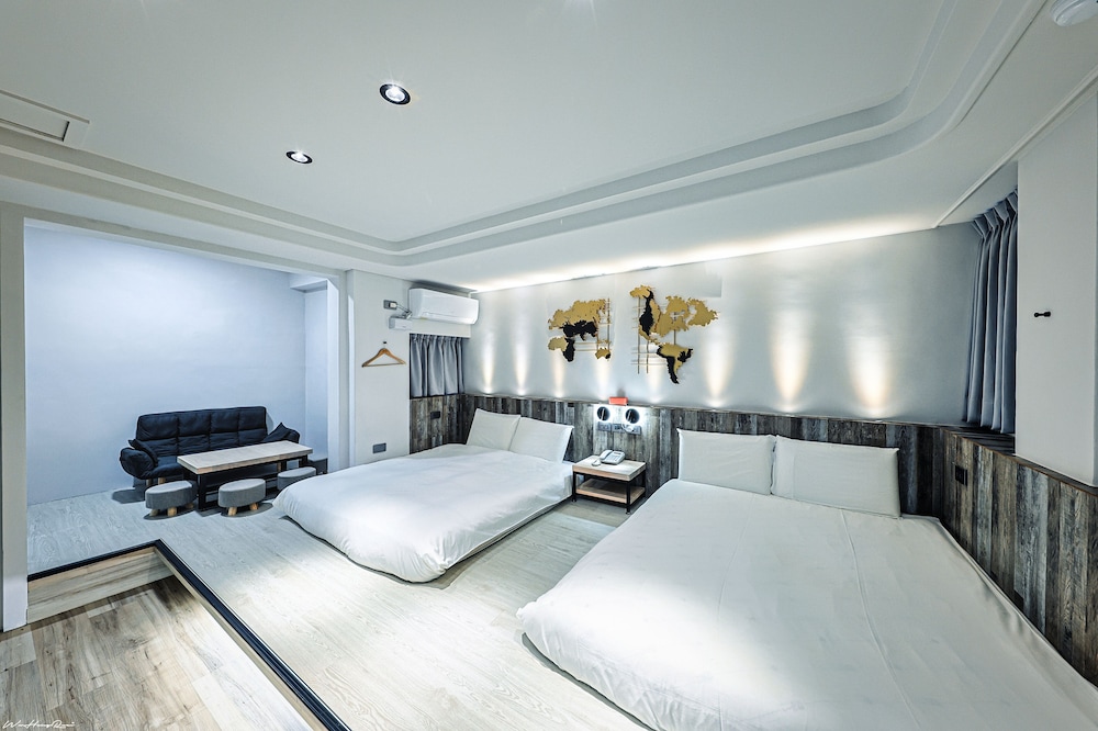 DELUXE, QUADRUPLE, 2 DOUBLE BEDS