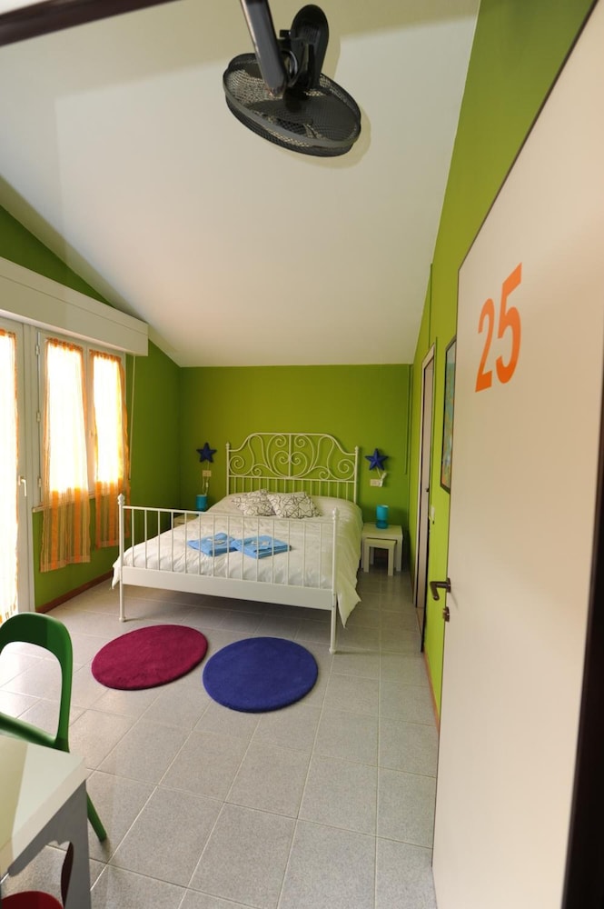 Sunflower Beach Hostel 50/50