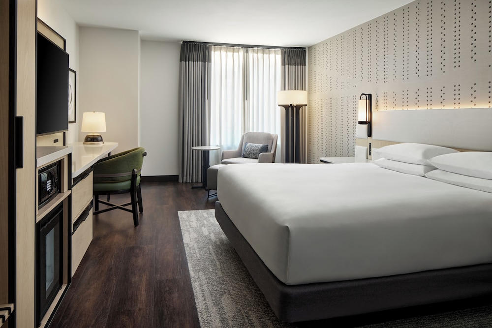 ROOM, KING BED