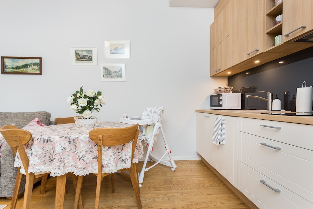 Angleterre Apartments 4/50