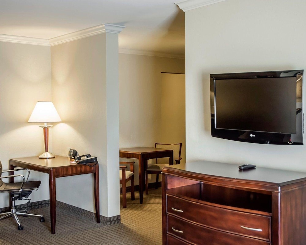 Spark by Hilton Cincinnati Fairfield 33/42