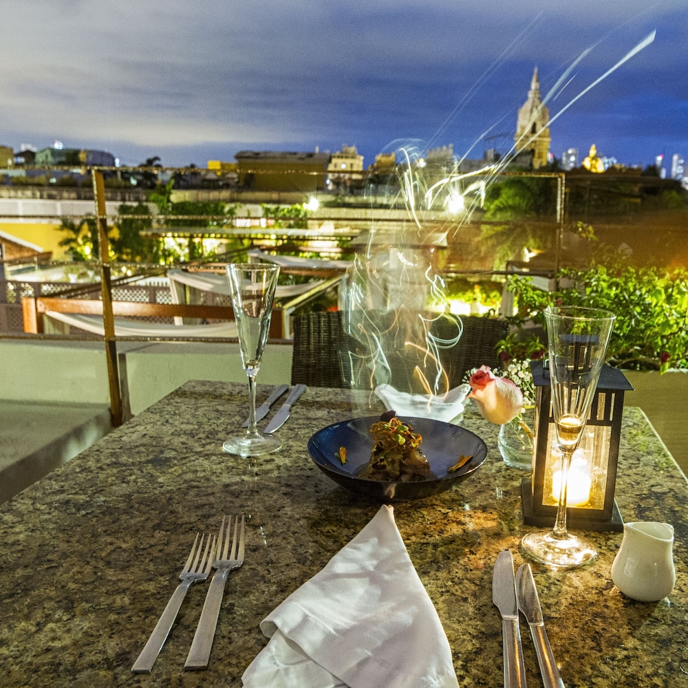 Ananda Hotel Boutique 64/70
