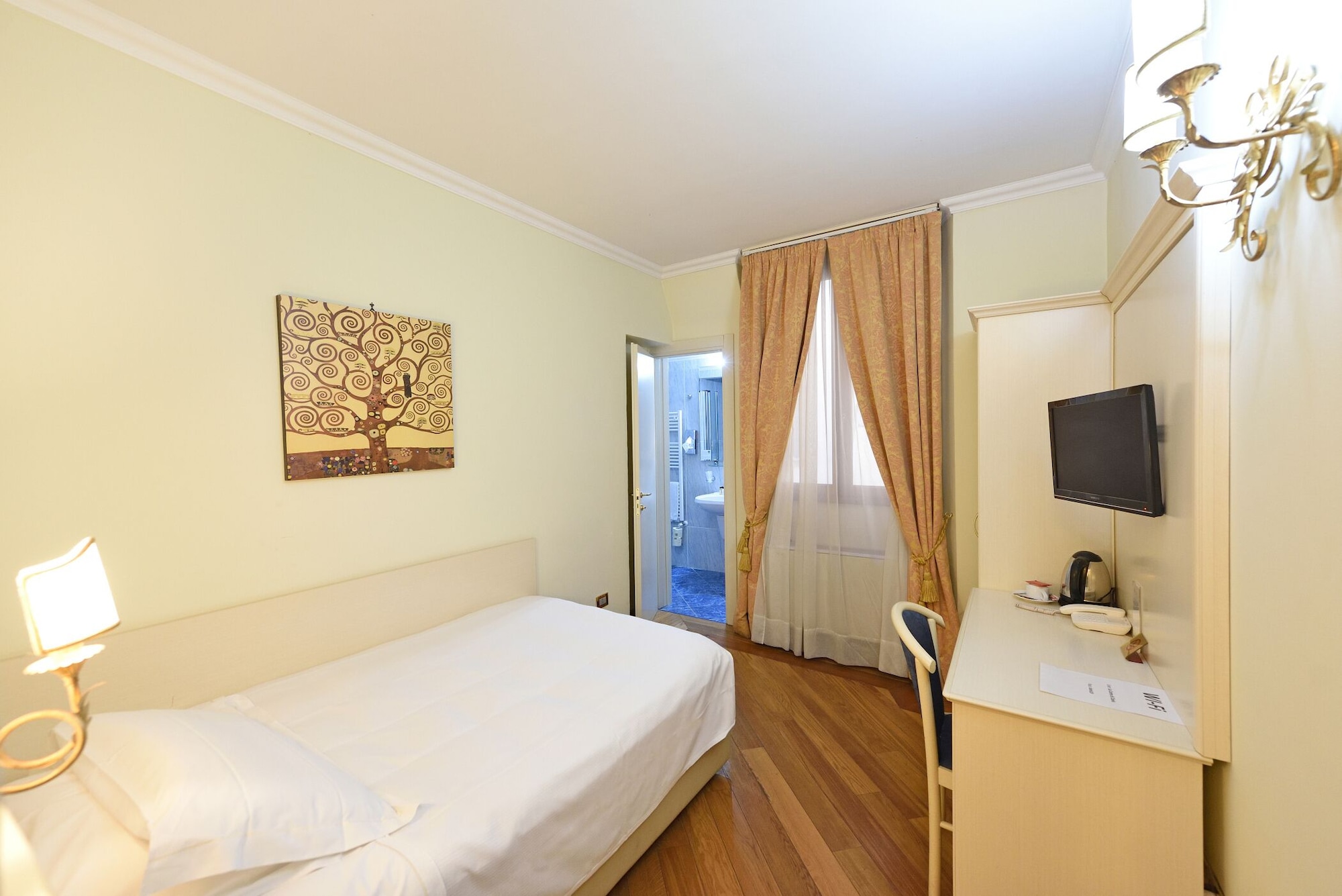 ROOM, SINGLE