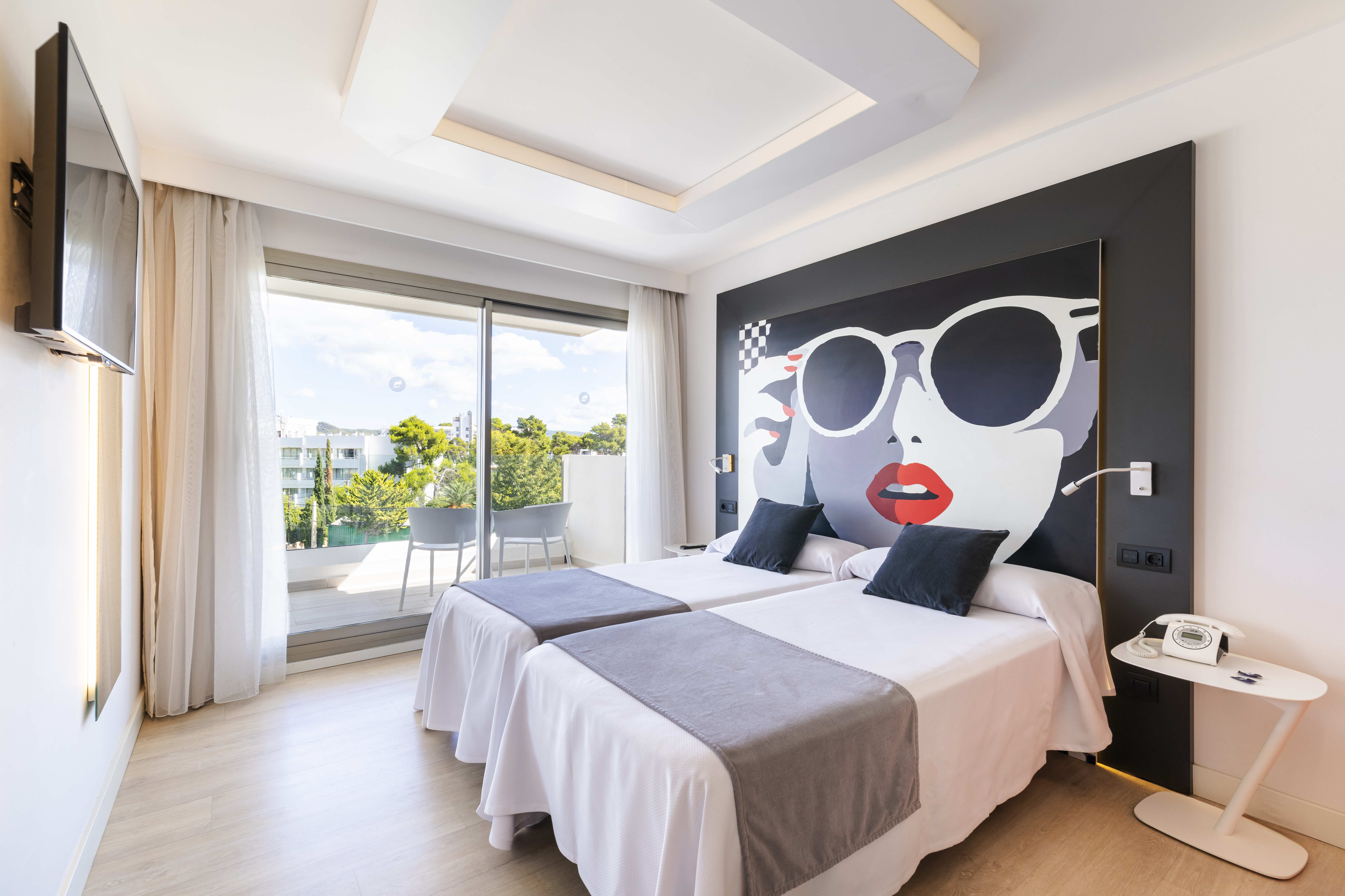 غرفة سوبيريور بسرير مزدوج بإطلالة على المسبح بحوض استحمام، Thb Naeco Ibiza - Adults Only 3/9