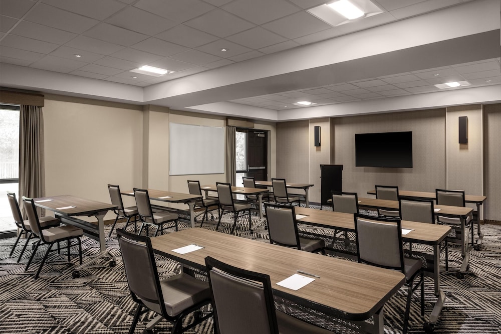 Hyatt Place Charlotte Airport/Lake Pointe 32/48