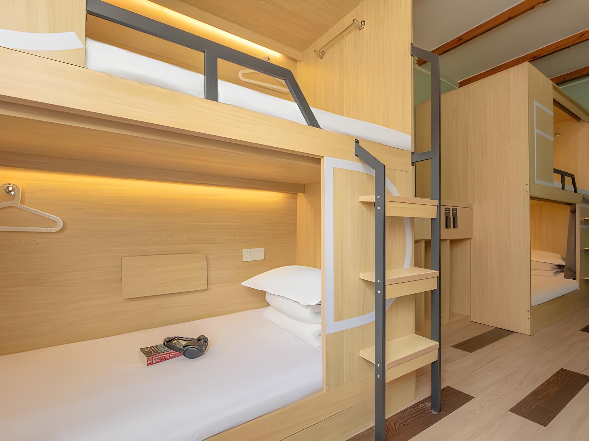Female Dorm, Exquisite, 3 Bunk Beds