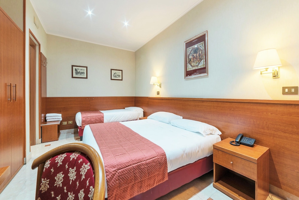 غرفة كلاسيكية بثلاثة أسرّة، Hotel Riviera Fiumicino 2/3