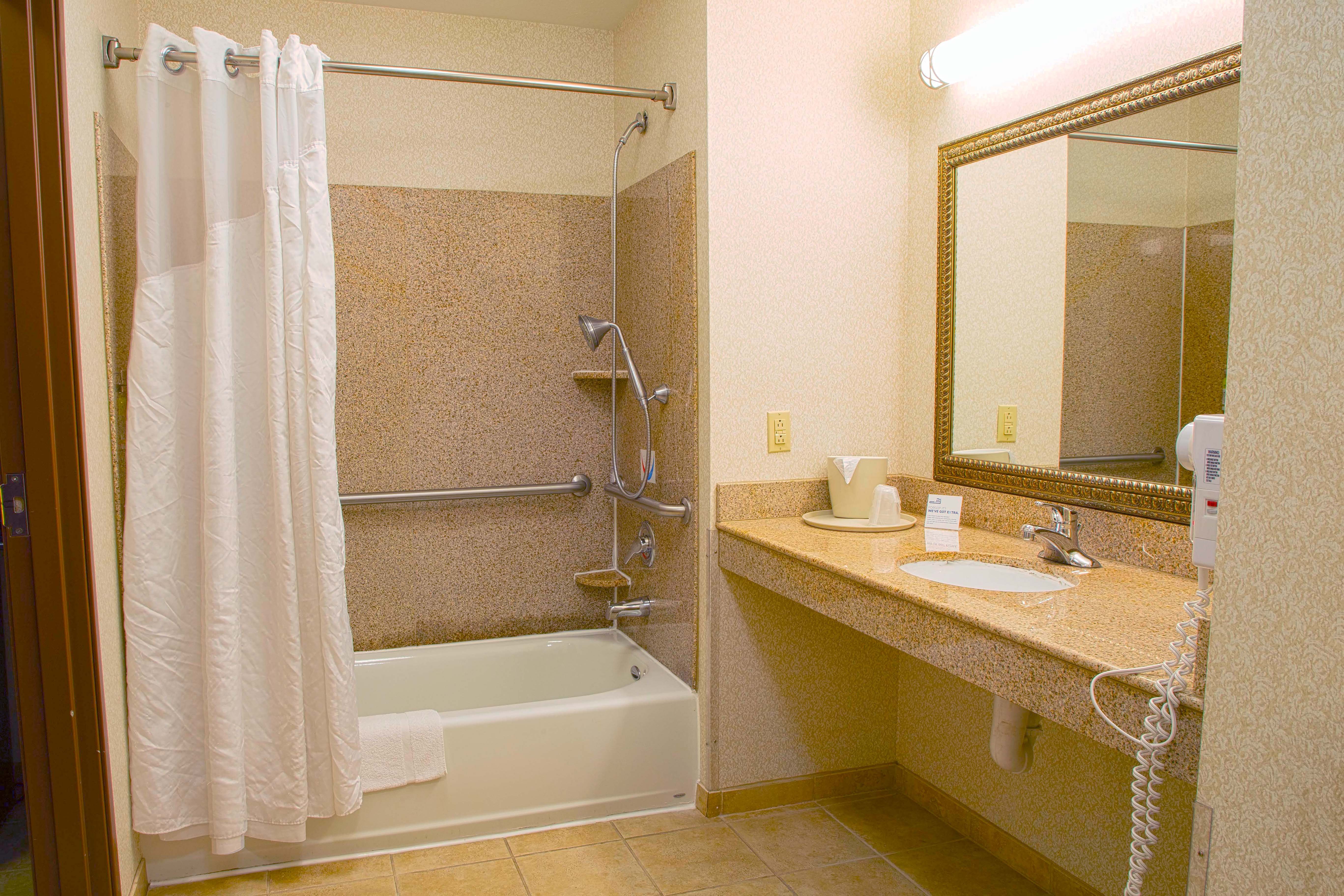 Holiday Inn Express Hotel And Suites Center Tx 74/76